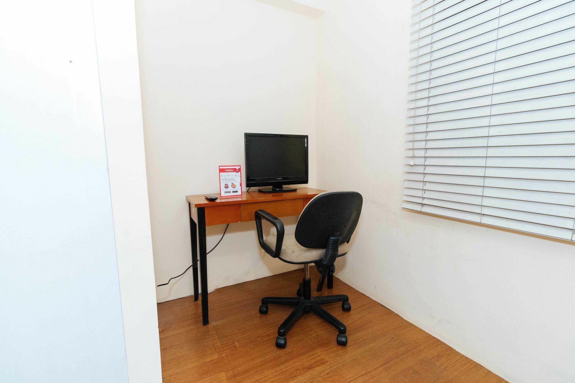 Reddoorz @ Amorsolo Makati Makati City Exterior photo